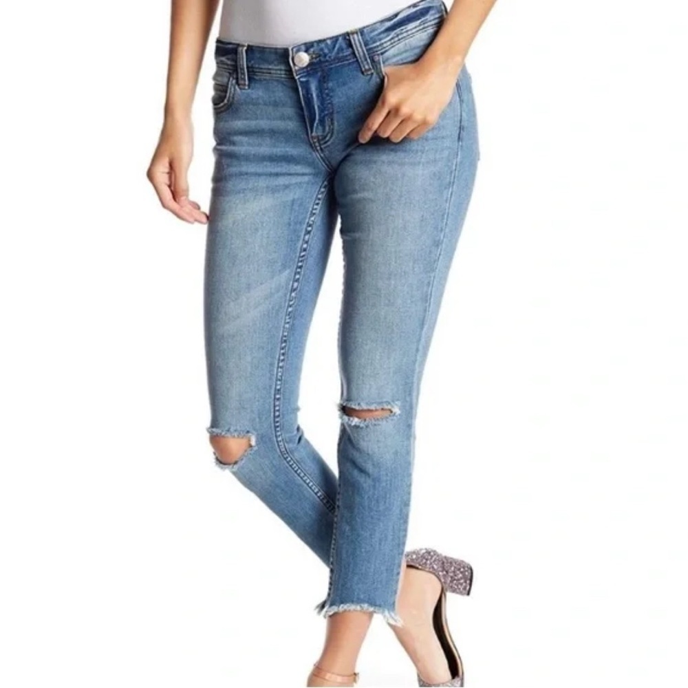 Free people frayed hem busted ripped knee light wash Cropped Jeans Size 28